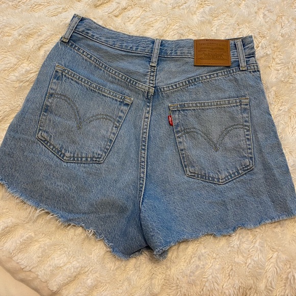 Aritzia Levi’s Ribcage Shorts - Picture 3 of 6